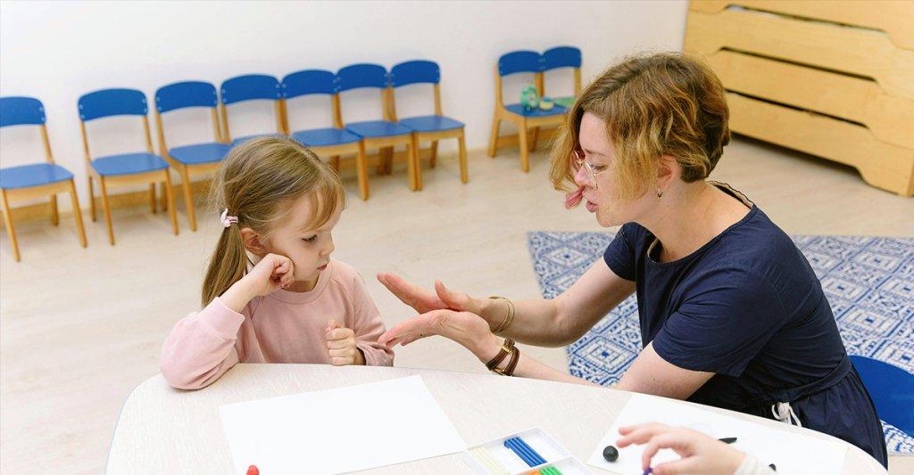 An RBT works one-on-one with a young client during an ABA therapy session