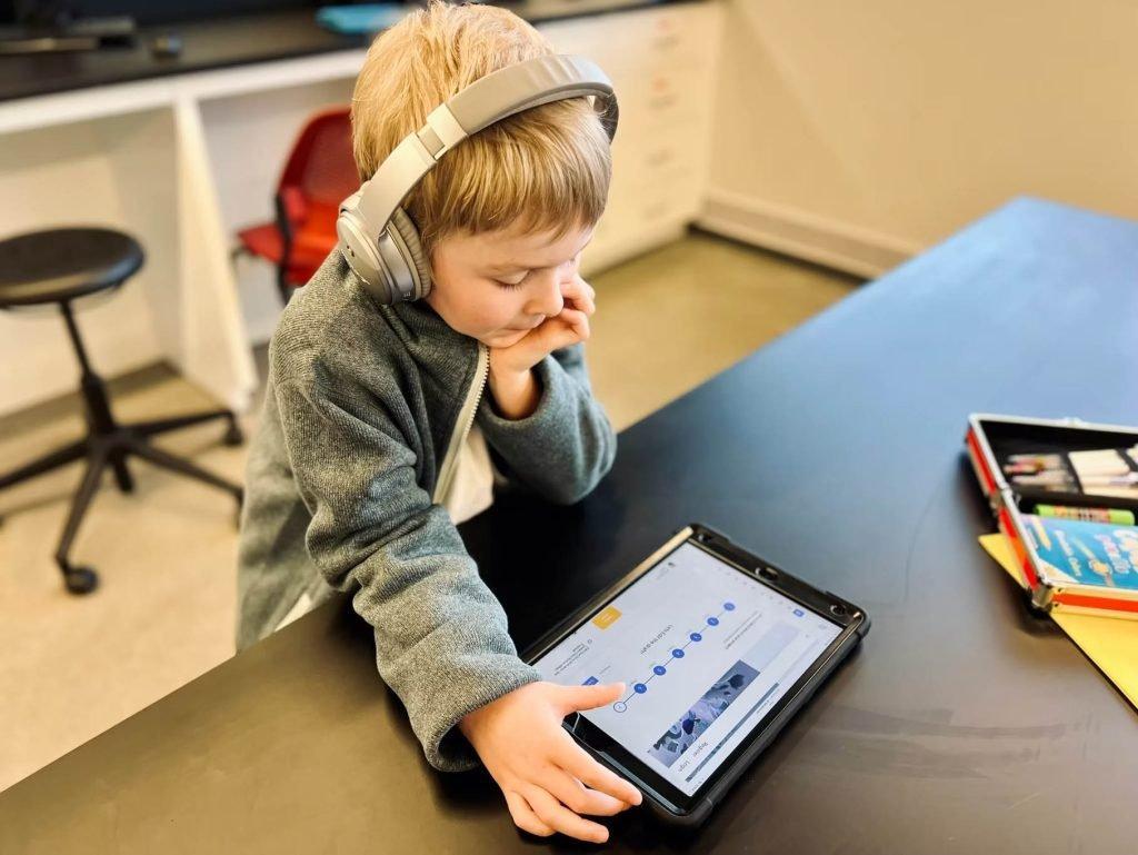 Ama AI adapts to each child’s therapy goals and extends behavioral strategies into daily settings.